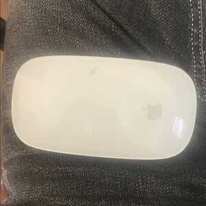 Apple White Wireless Magic Mouse - Gloss Finish